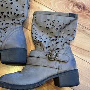 Roxy Women's Cut-Out Gray Ankle Booties